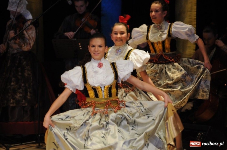 Zdjęcie w galerii na portalu naszraciborz.pl: Świąteczna gala zespołów Źródła wiadomości z regionu