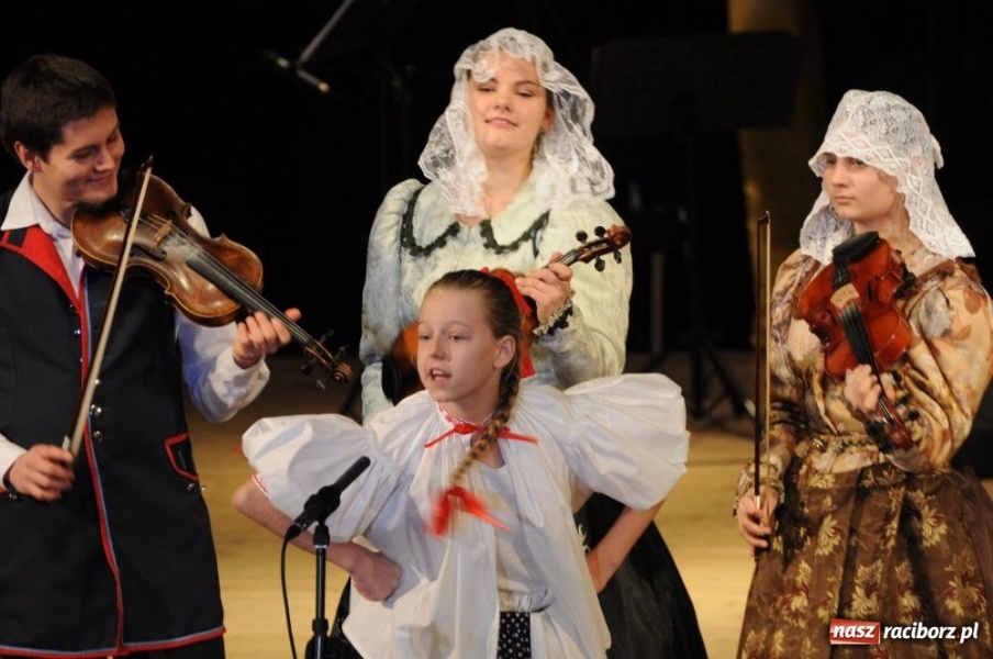 Zdjęcie w galerii na portalu naszraciborz.pl: Świąteczna gala zespołów Źródła wiadomości z regionu