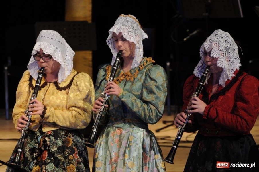 Zdjęcie w galerii na portalu naszraciborz.pl: Świąteczna gala zespołów Źródła wiadomości z regionu