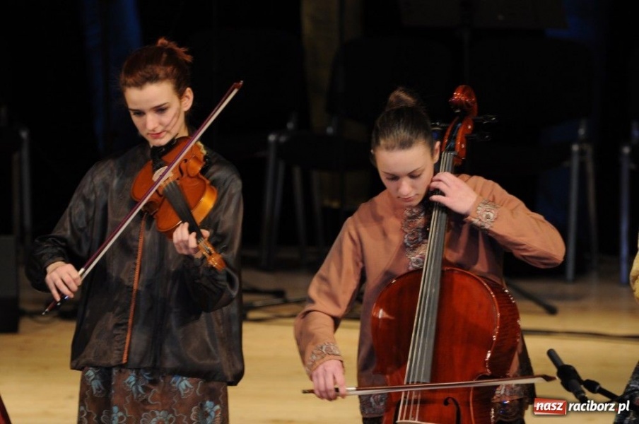 Zdjęcie w galerii na portalu naszraciborz.pl: Świąteczna gala zespołów Źródła wiadomości z regionu