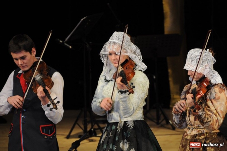 Zdjęcie w galerii na portalu naszraciborz.pl: Świąteczna gala zespołów Źródła wiadomości z regionu