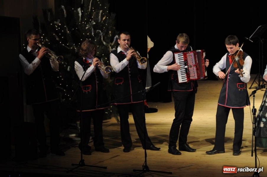 Zdjęcie w galerii na portalu naszraciborz.pl: Świąteczna gala zespołów Źródła wiadomości z regionu
