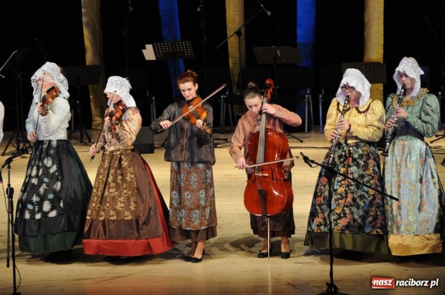 Zdjęcie w galerii na portalu naszraciborz.pl: Świąteczna gala zespołów Źródła wiadomości z regionu