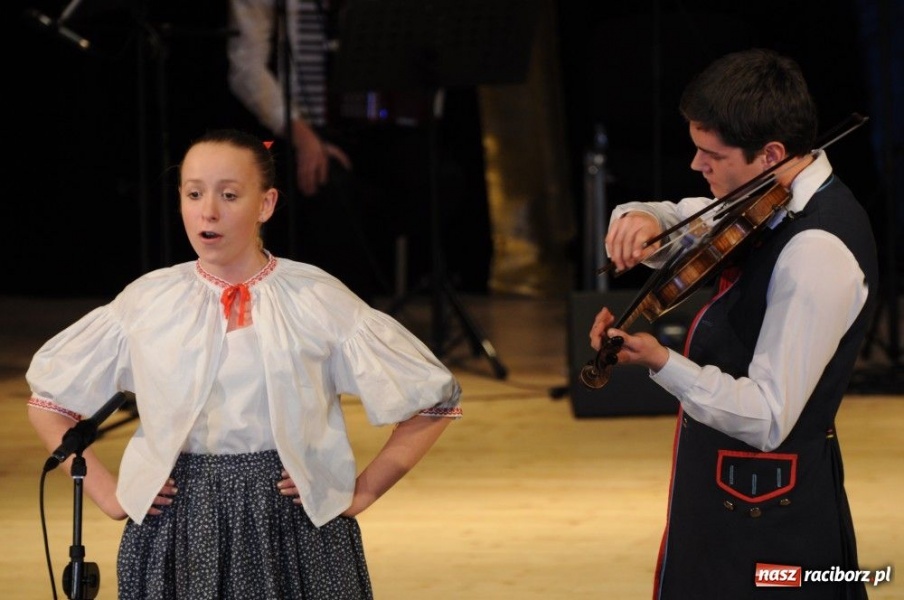 Zdjęcie w galerii na portalu naszraciborz.pl: Świąteczna gala zespołów Źródła wiadomości z regionu