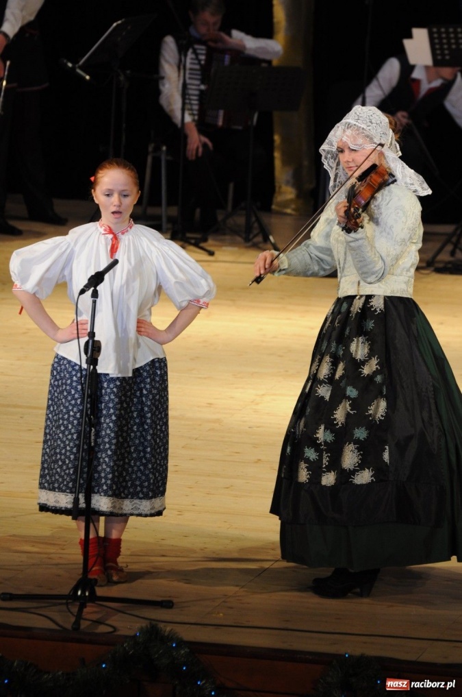 Zdjęcie w galerii na portalu naszraciborz.pl: Świąteczna gala zespołów Źródła wiadomości z regionu