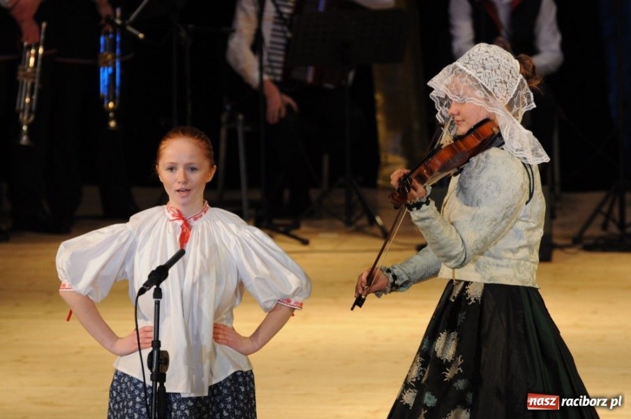 Zdjęcie w galerii na portalu naszraciborz.pl: Świąteczna gala zespołów Źródła wiadomości z regionu