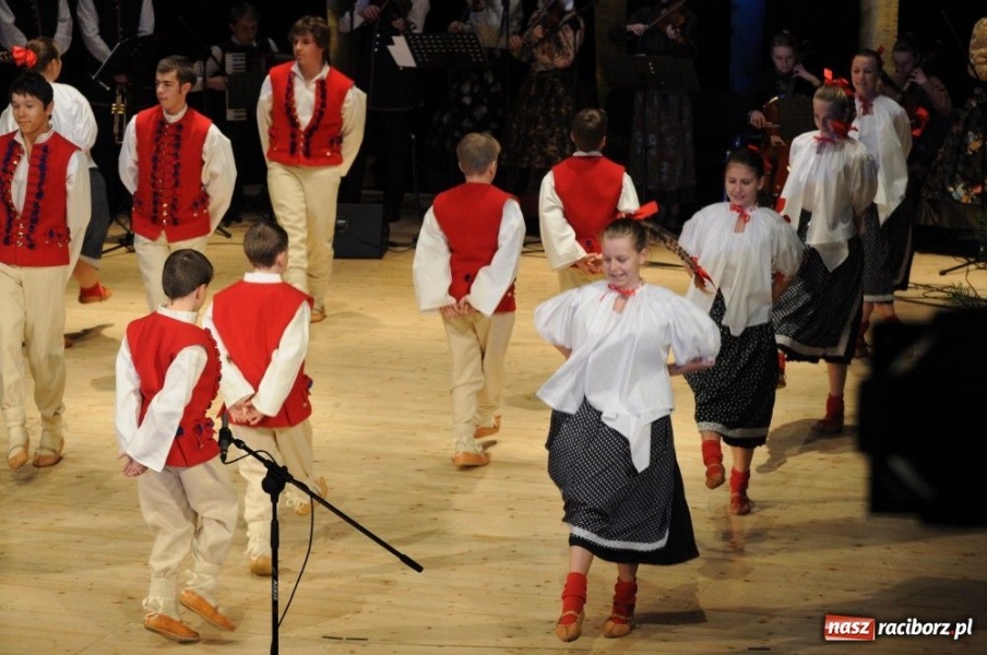 Zdjęcie w galerii na portalu naszraciborz.pl: Świąteczna gala zespołów Źródła wiadomości z regionu