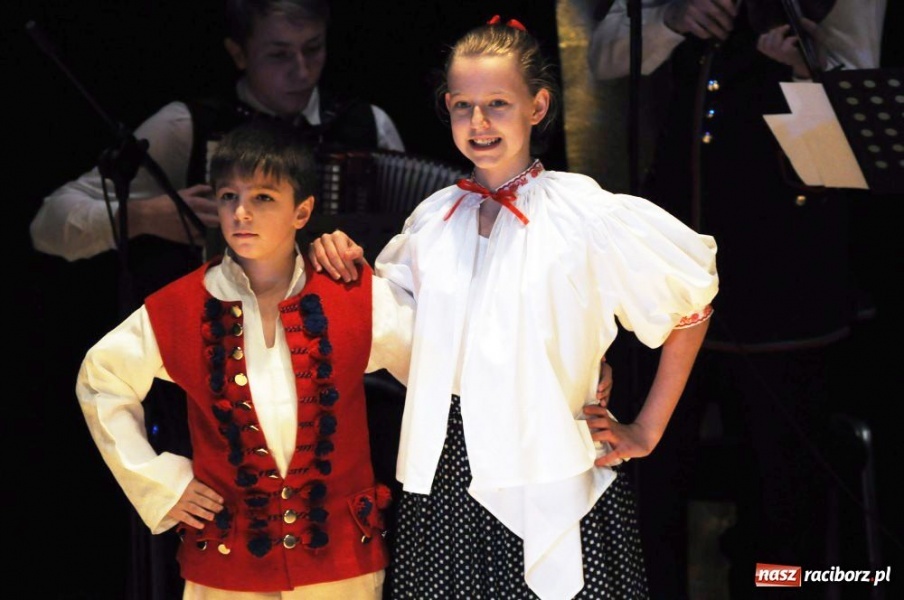 Zdjęcie w galerii na portalu naszraciborz.pl: Świąteczna gala zespołów Źródła wiadomości z regionu