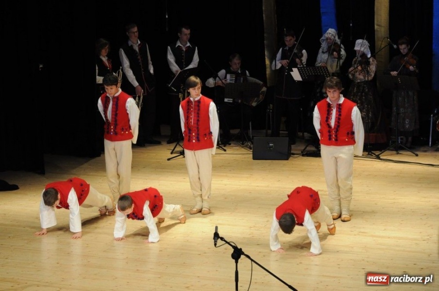 Zdjęcie w galerii na portalu naszraciborz.pl: Świąteczna gala zespołów Źródła wiadomości z regionu