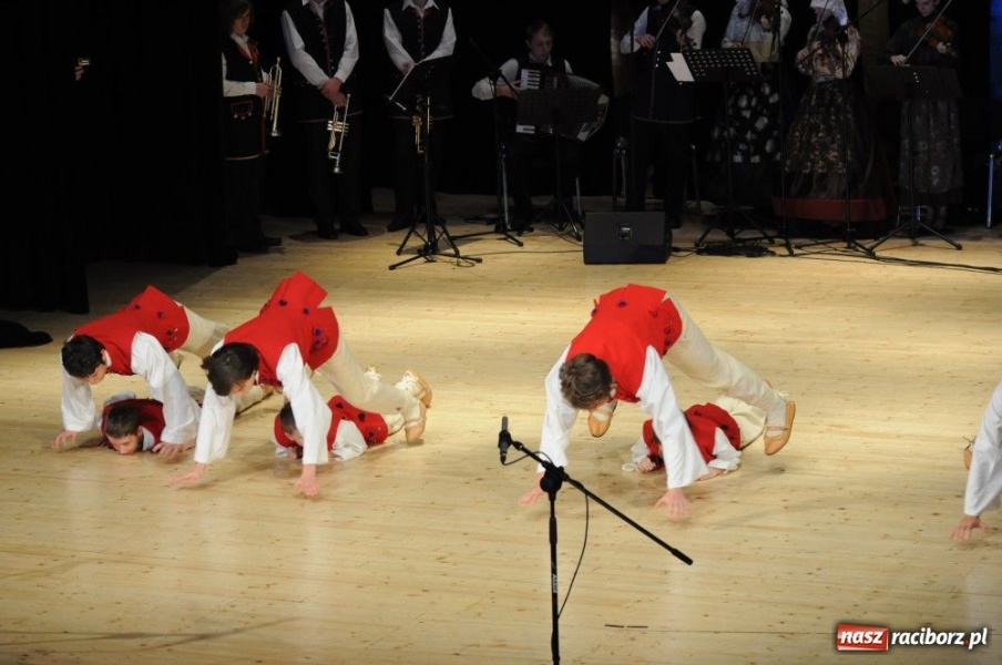 Zdjęcie w galerii na portalu naszraciborz.pl: Świąteczna gala zespołów Źródła wiadomości z regionu