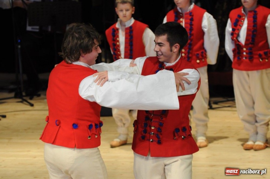 Zdjęcie w galerii na portalu naszraciborz.pl: Świąteczna gala zespołów Źródła wiadomości z regionu