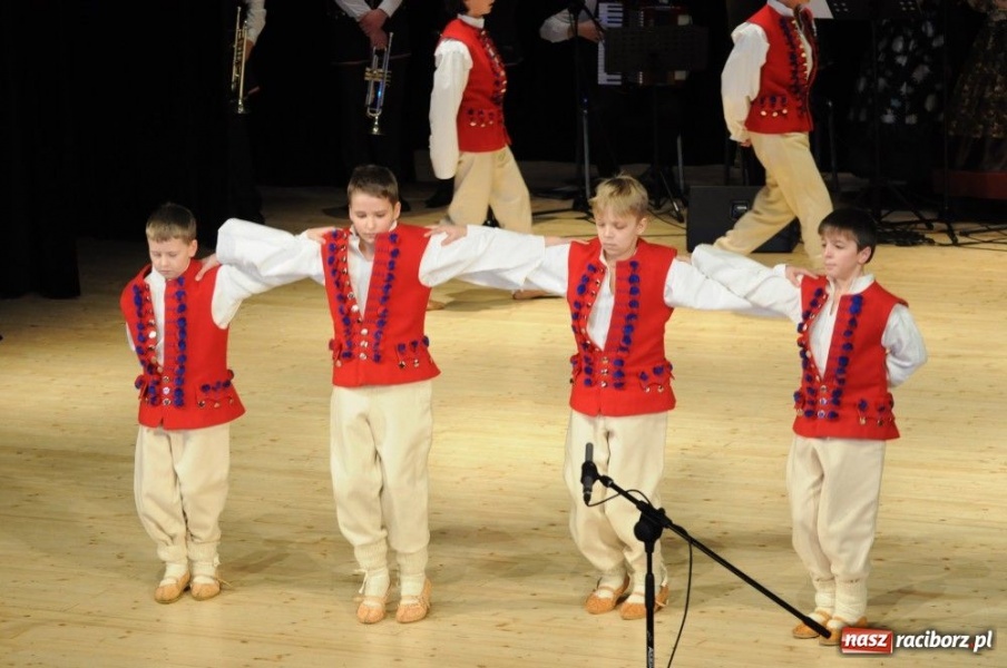 Zdjęcie w galerii na portalu naszraciborz.pl: Świąteczna gala zespołów Źródła wiadomości z regionu