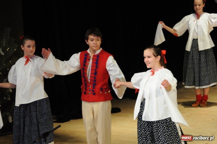 Zdjęcie w galerii na portalu naszraciborz.pl: Świąteczna gala zespołów Źródła wiadomości z regionu