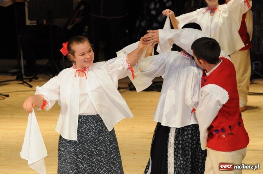 Zdjęcie w galerii na portalu naszraciborz.pl: Świąteczna gala zespołów Źródła wiadomości z regionu