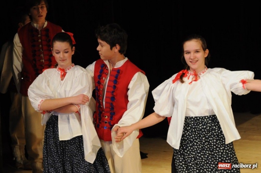 Zdjęcie w galerii na portalu naszraciborz.pl: Świąteczna gala zespołów Źródła wiadomości z regionu