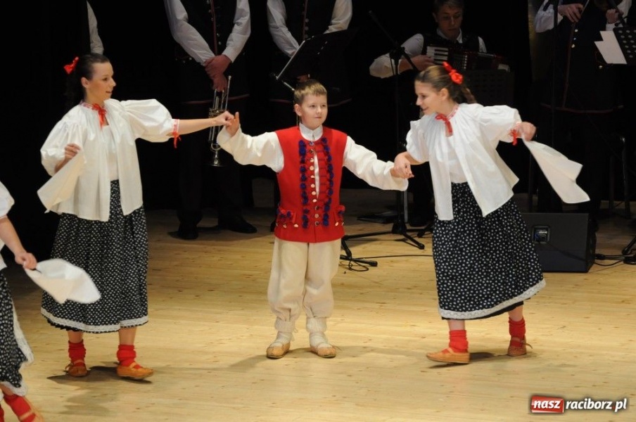 Zdjęcie w galerii na portalu naszraciborz.pl: Świąteczna gala zespołów Źródła wiadomości z regionu