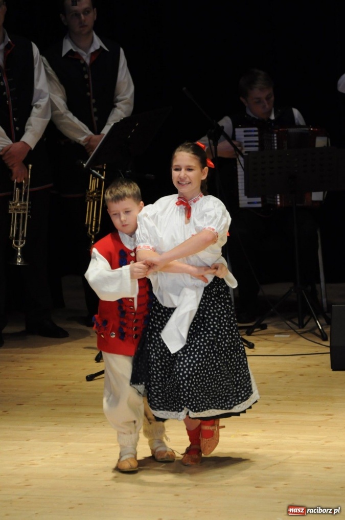 Zdjęcie w galerii na portalu naszraciborz.pl: Świąteczna gala zespołów Źródła wiadomości z regionu