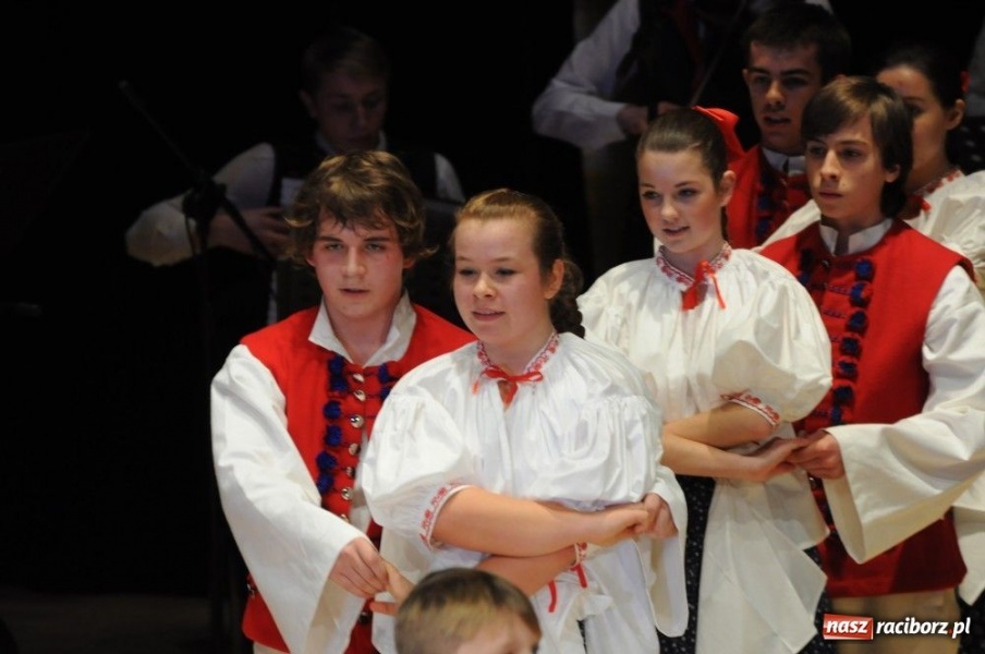 Zdjęcie w galerii na portalu naszraciborz.pl: Świąteczna gala zespołów Źródła wiadomości z regionu