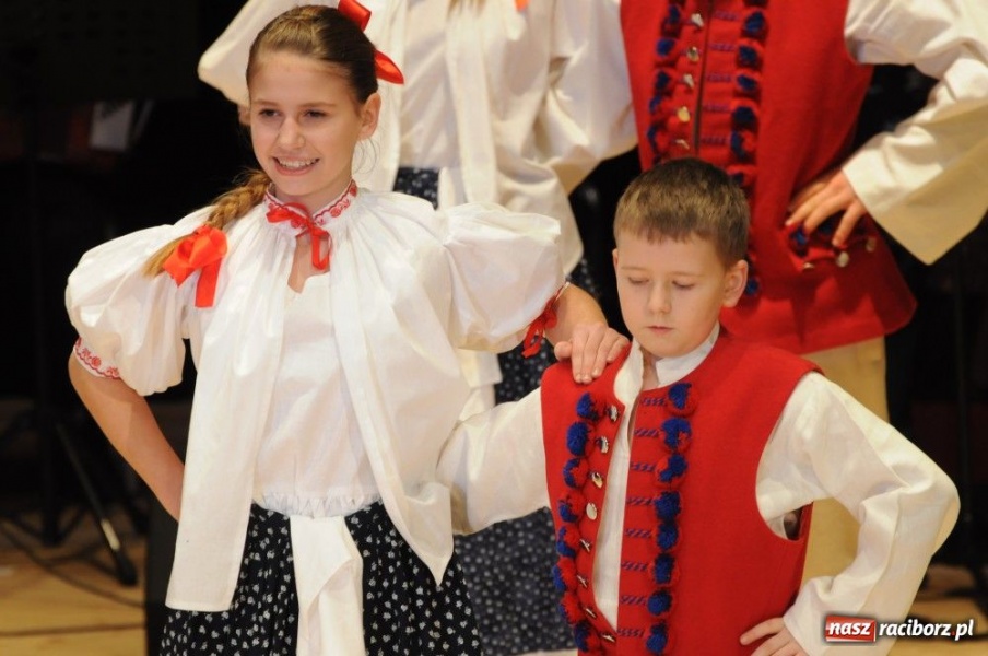 Zdjęcie w galerii na portalu naszraciborz.pl: Świąteczna gala zespołów Źródła wiadomości z regionu