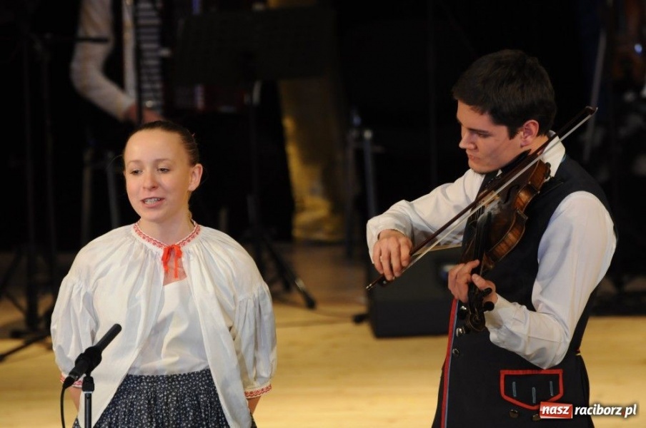 Zdjęcie w galerii na portalu naszraciborz.pl: Świąteczna gala zespołów Źródła wiadomości z regionu