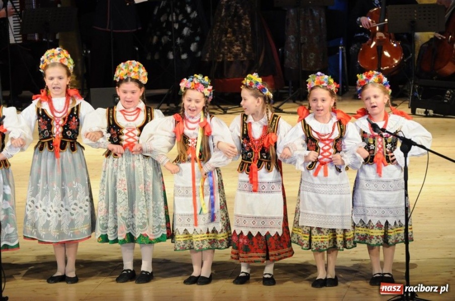 Zdjęcie w galerii na portalu naszraciborz.pl: Świąteczna gala zespołów Źródła wiadomości z regionu