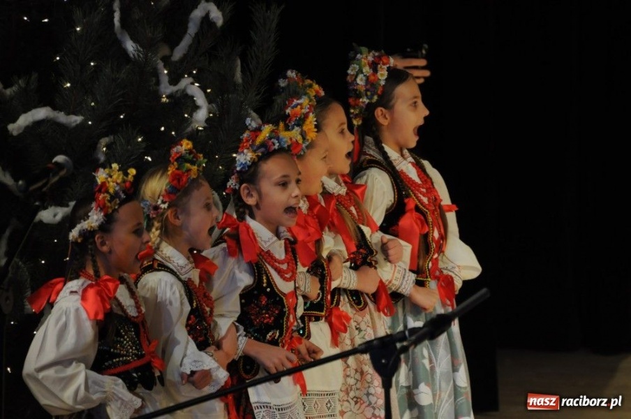 Zdjęcie w galerii na portalu naszraciborz.pl: Świąteczna gala zespołów Źródła wiadomości z regionu