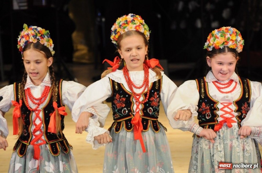 Zdjęcie w galerii na portalu naszraciborz.pl: Świąteczna gala zespołów Źródła wiadomości z regionu