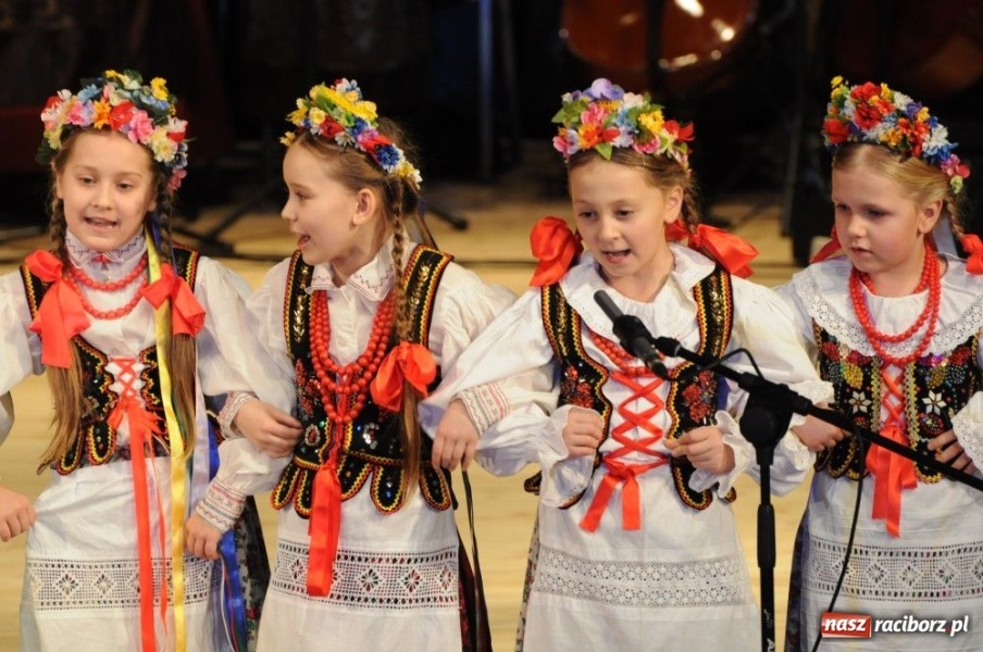 Zdjęcie w galerii na portalu naszraciborz.pl: Świąteczna gala zespołów Źródła wiadomości z regionu