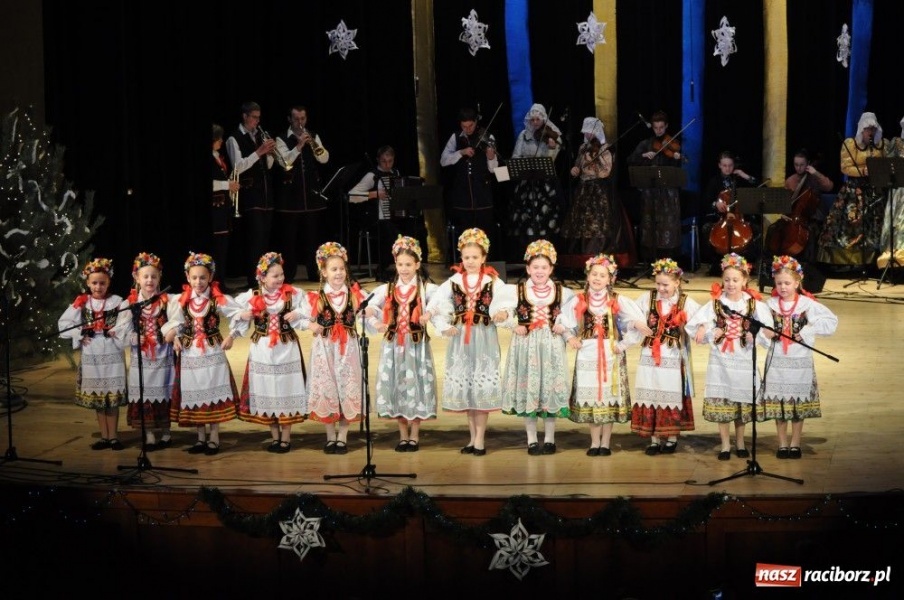 Zdjęcie w galerii na portalu naszraciborz.pl: Świąteczna gala zespołów Źródła wiadomości z regionu