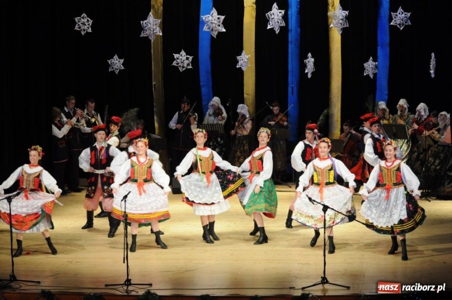 Zdjęcie w galerii na portalu naszraciborz.pl: Świąteczna gala zespołów Źródła wiadomości z regionu