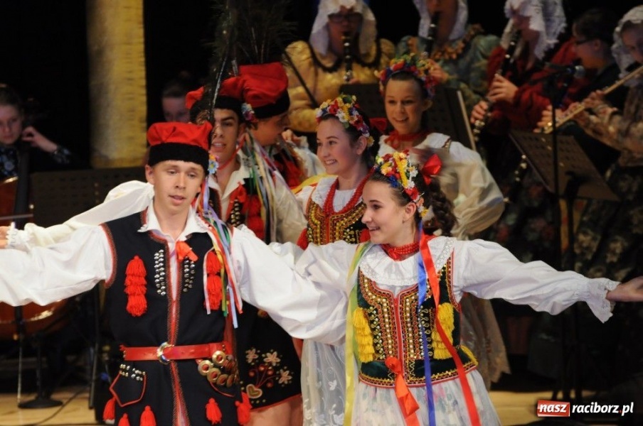 Zdjęcie w galerii na portalu naszraciborz.pl: Świąteczna gala zespołów Źródła wiadomości z regionu