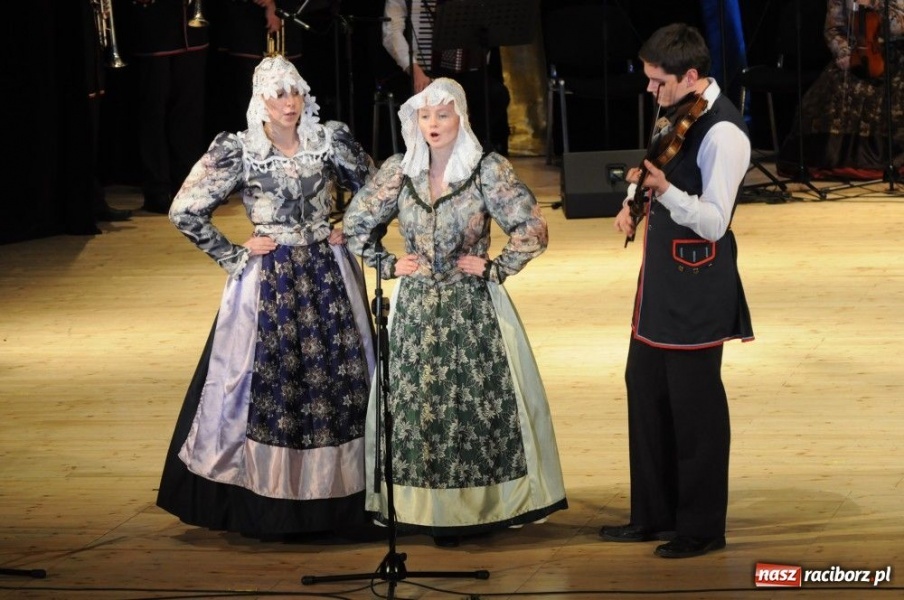 Zdjęcie w galerii na portalu naszraciborz.pl: Świąteczna gala zespołów Źródła wiadomości z regionu