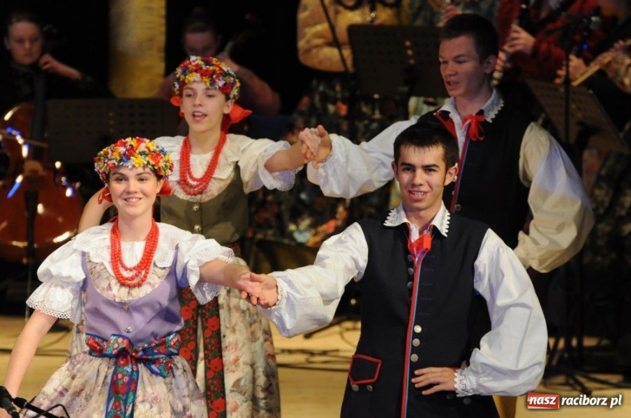 Zdjęcie w galerii na portalu naszraciborz.pl: Świąteczna gala zespołów Źródła wiadomości z regionu