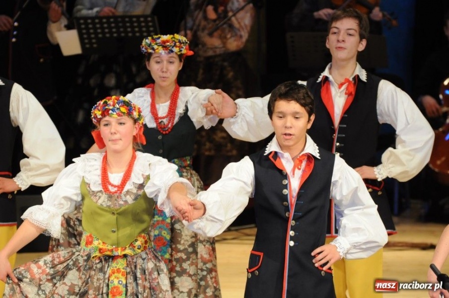 Zdjęcie w galerii na portalu naszraciborz.pl: Świąteczna gala zespołów Źródła wiadomości z regionu