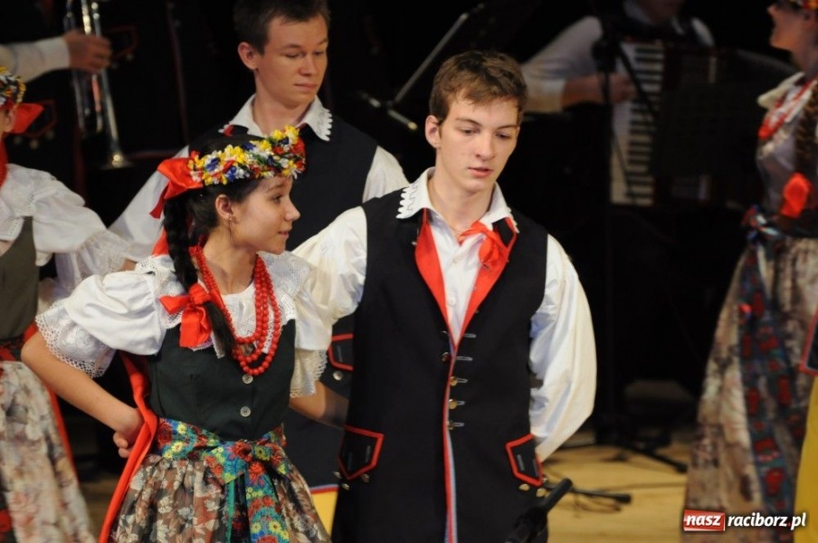 Zdjęcie w galerii na portalu naszraciborz.pl: Świąteczna gala zespołów Źródła wiadomości z regionu