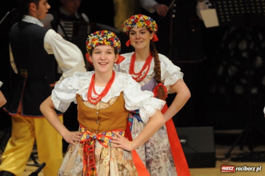 Zdjęcie w galerii na portalu naszraciborz.pl: Świąteczna gala zespołów Źródła wiadomości z regionu