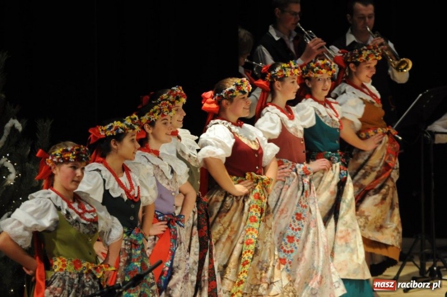 Zdjęcie w galerii na portalu naszraciborz.pl: Świąteczna gala zespołów Źródła wiadomości z regionu