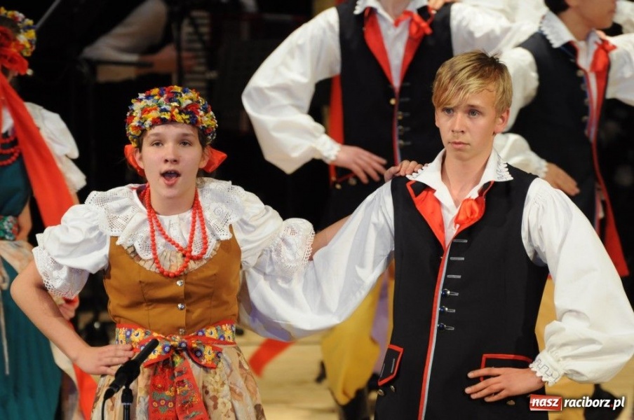 Zdjęcie w galerii na portalu naszraciborz.pl: Świąteczna gala zespołów Źródła wiadomości z regionu