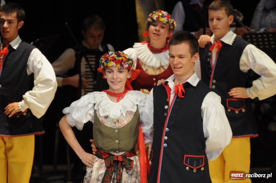 Zdjęcie w galerii na portalu naszraciborz.pl: Świąteczna gala zespołów Źródła wiadomości z regionu