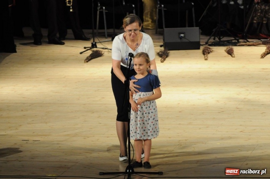 Zdjęcie w galerii na portalu naszraciborz.pl: Świąteczna gala zespołów Źródła wiadomości z regionu