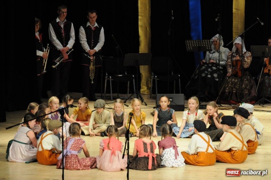 Zdjęcie w galerii na portalu naszraciborz.pl: Świąteczna gala zespołów Źródła wiadomości z regionu