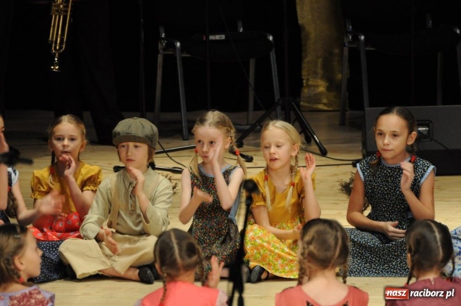 Zdjęcie w galerii na portalu naszraciborz.pl: Świąteczna gala zespołów Źródła wiadomości z regionu