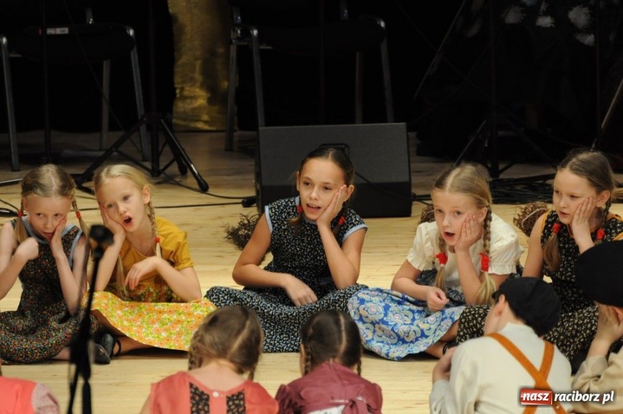 Zdjęcie w galerii na portalu naszraciborz.pl: Świąteczna gala zespołów Źródła wiadomości z regionu