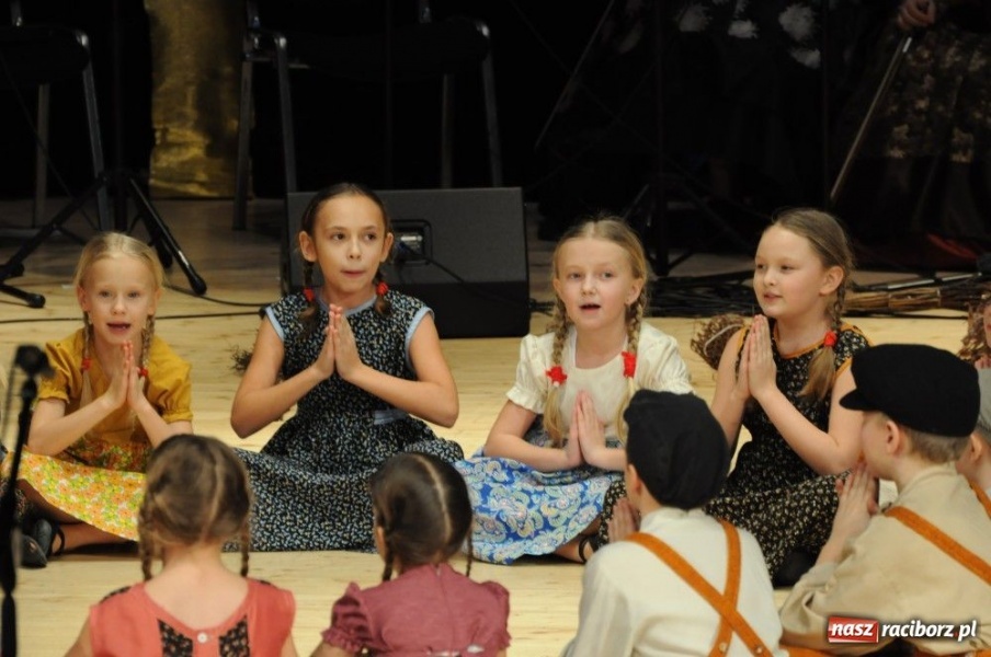 Zdjęcie w galerii na portalu naszraciborz.pl: Świąteczna gala zespołów Źródła wiadomości z regionu