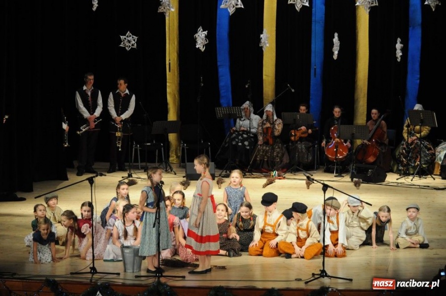 Zdjęcie w galerii na portalu naszraciborz.pl: Świąteczna gala zespołów Źródła wiadomości z regionu