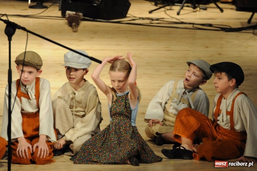 Zdjęcie w galerii na portalu naszraciborz.pl: Świąteczna gala zespołów Źródła wiadomości z regionu