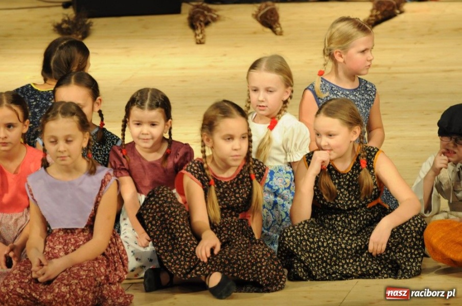 Zdjęcie w galerii na portalu naszraciborz.pl: Świąteczna gala zespołów Źródła wiadomości z regionu