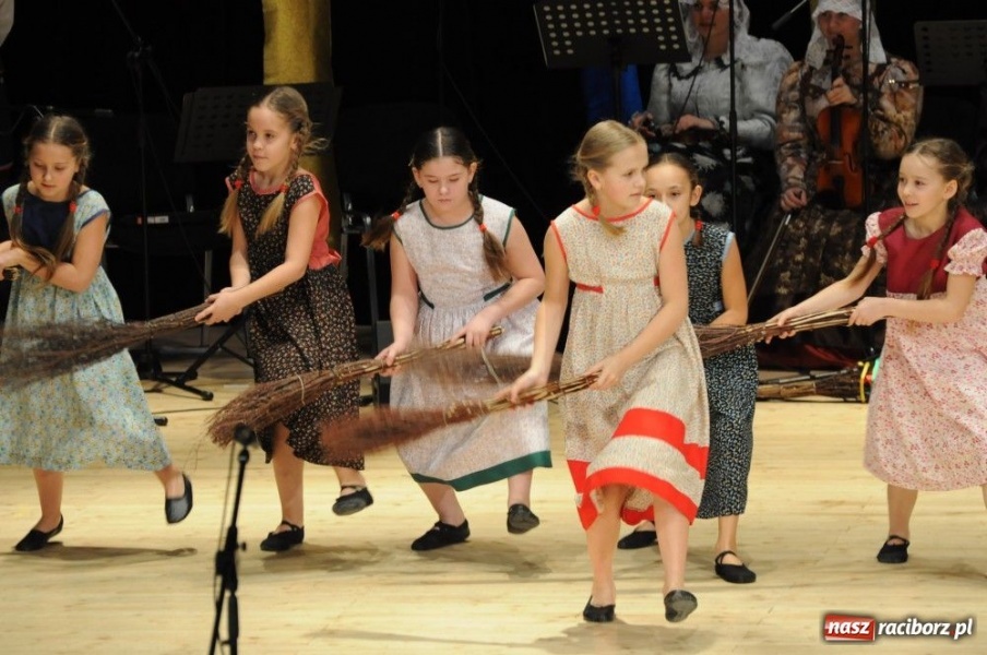 Zdjęcie w galerii na portalu naszraciborz.pl: Świąteczna gala zespołów Źródła wiadomości z regionu