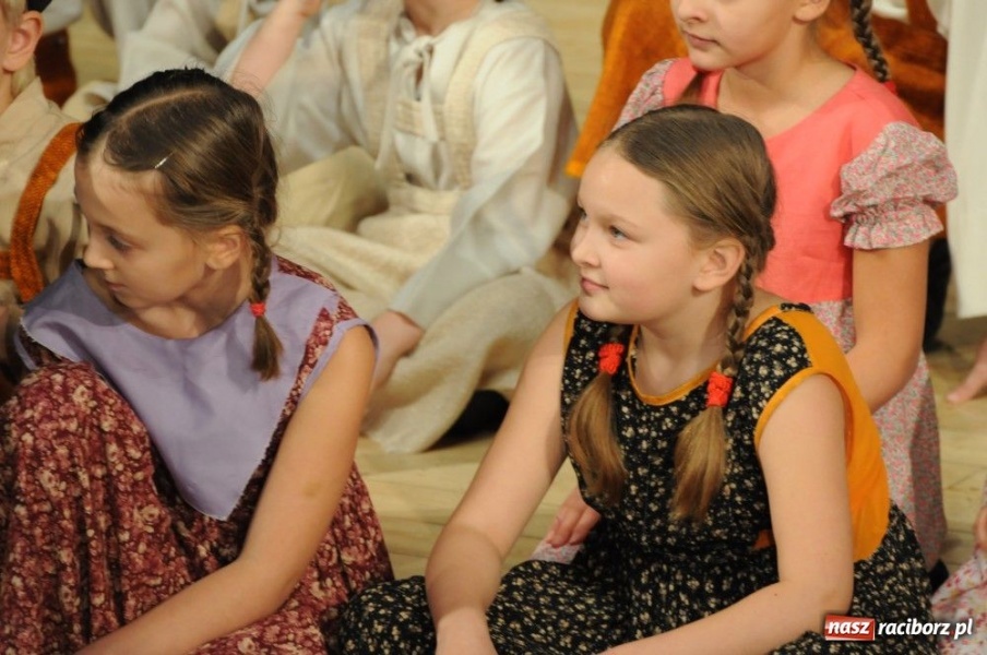 Zdjęcie w galerii na portalu naszraciborz.pl: Świąteczna gala zespołów Źródła wiadomości z regionu