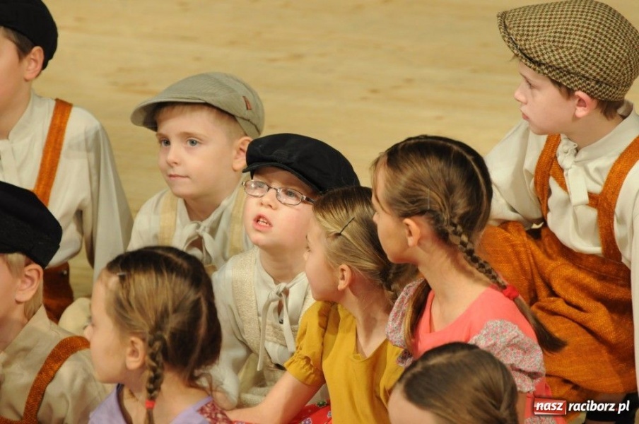 Zdjęcie w galerii na portalu naszraciborz.pl: Świąteczna gala zespołów Źródła wiadomości z regionu